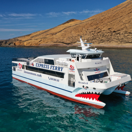 ferry_lineas_romero en el mar